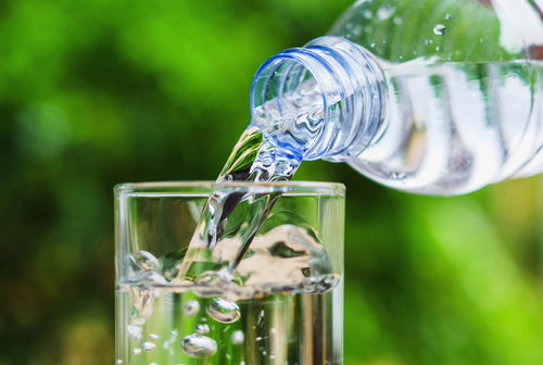 Blog Image: Drink More Water to Fend Off Boredom Eating